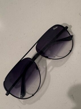 DEZI Quay Australia Black Aviator Sunglasses with Gradient Smoke Lenses